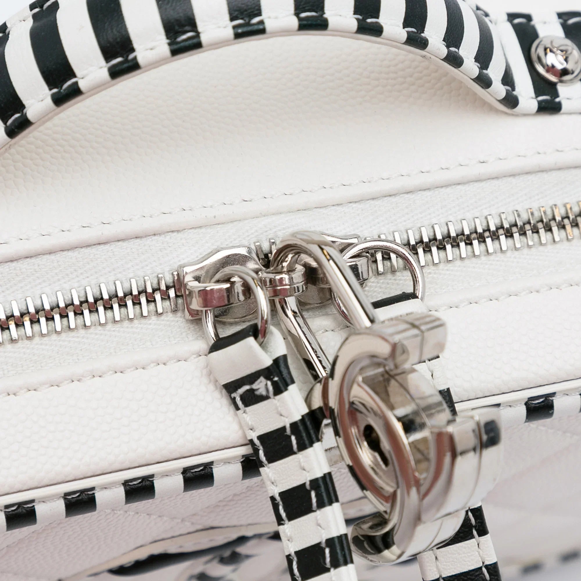 Filigree Leather (Like Pre-Owned Caviar Bag Authenticated CC White Unisex Small Chanel New) Vanity