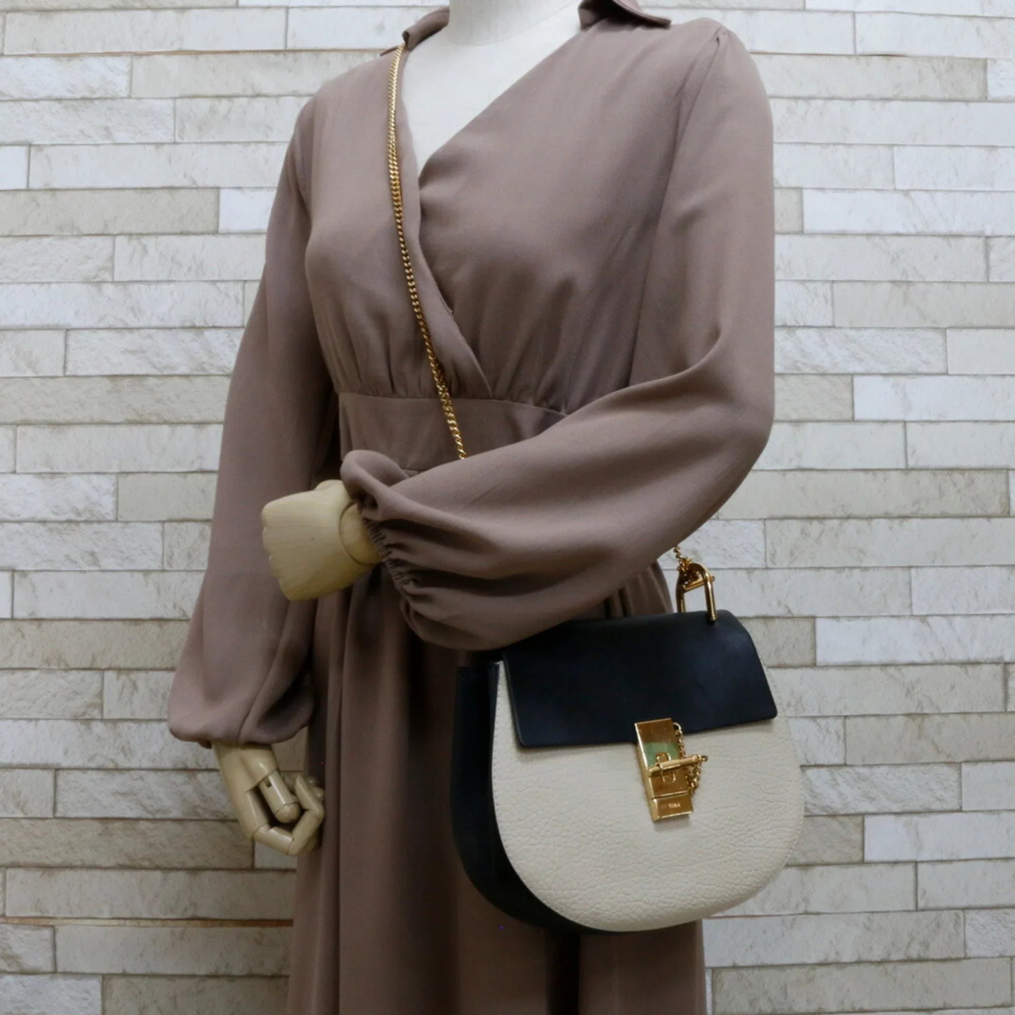 Chloé Beige,Black Leather Shoulder Pre-Owned (Fair) Bag