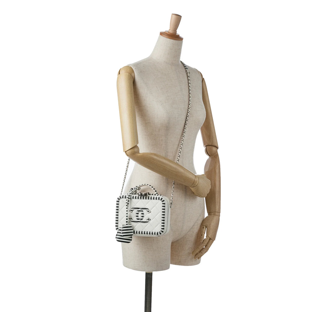 Filigree Leather (Like Pre-Owned Caviar Bag Authenticated CC White Unisex Small Chanel New) Vanity